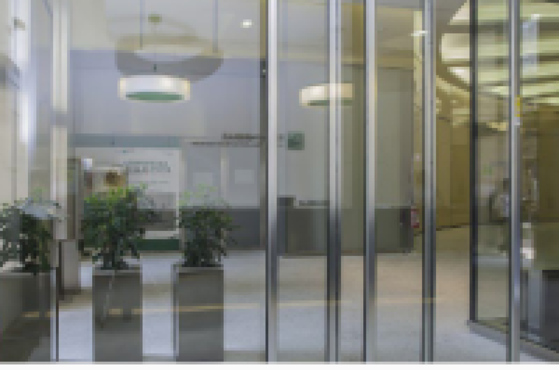 Conformit&eacute; des portes accessibles au Canada : Comment rendre votre entreprise inclusive et conforme
